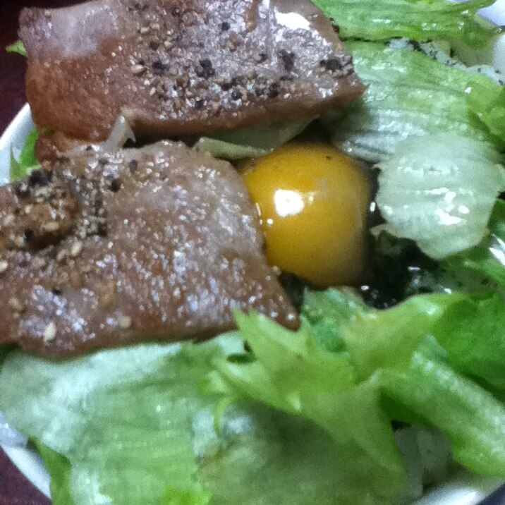 豚カルビとレタスの卵掛け丼